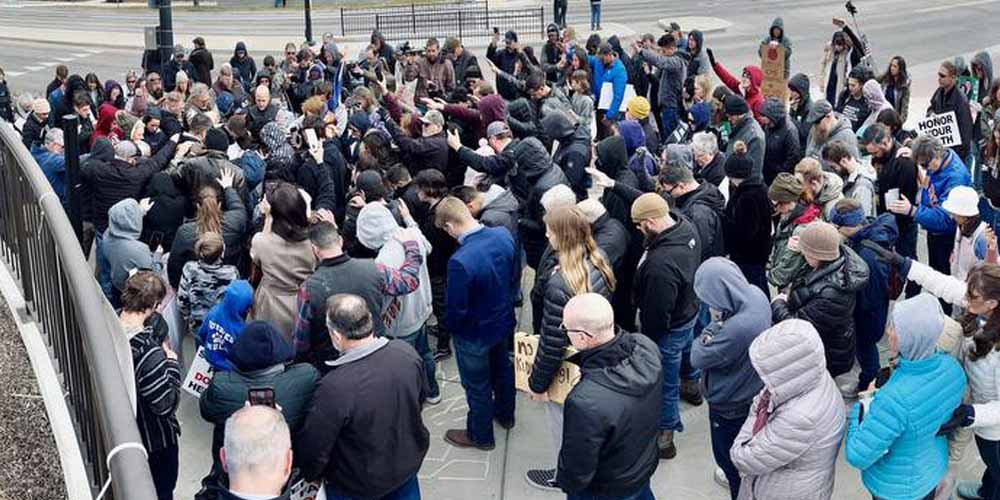 People praying for Baby Cyrus